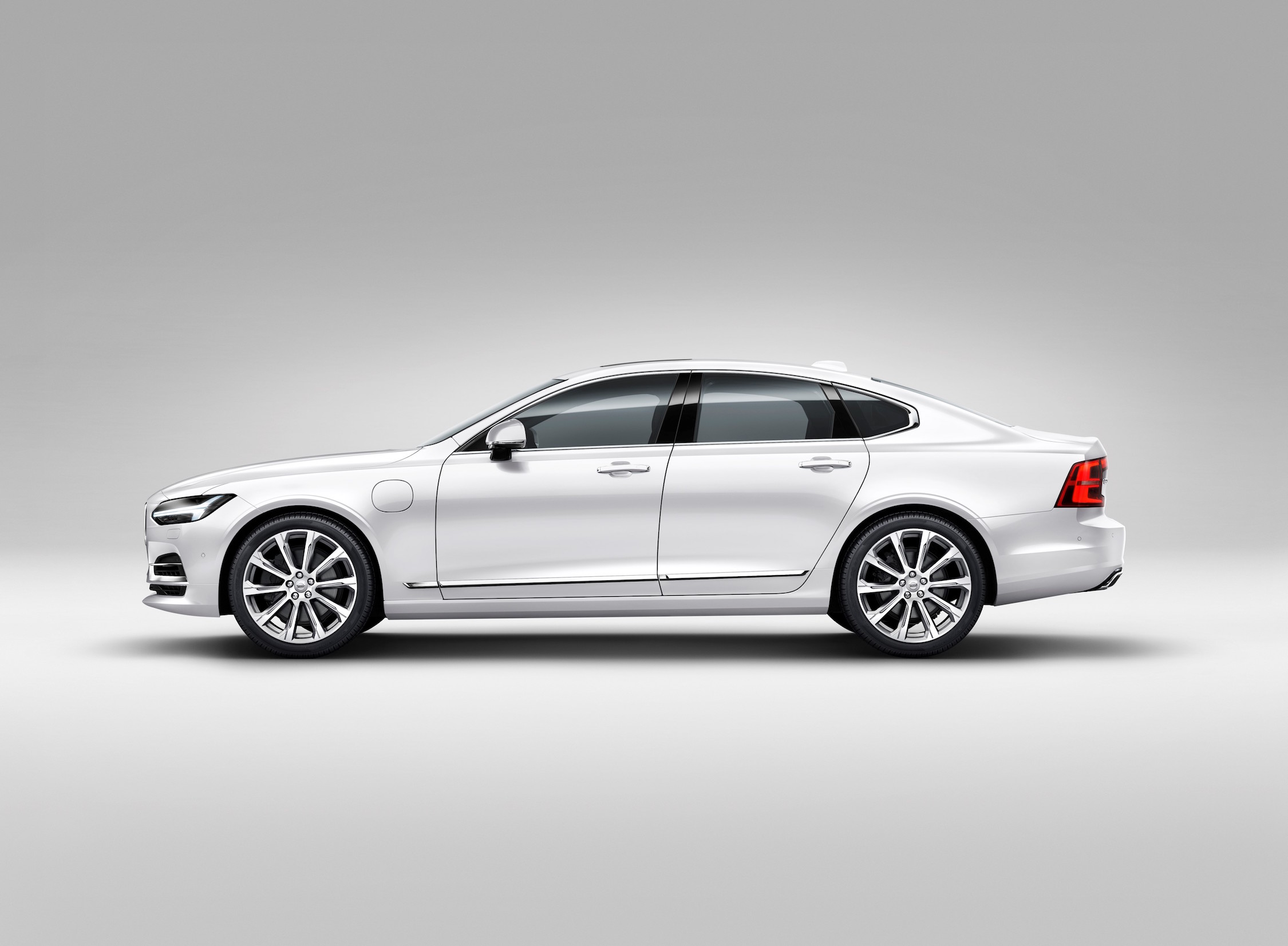 Volvo S90 T8 zijkant