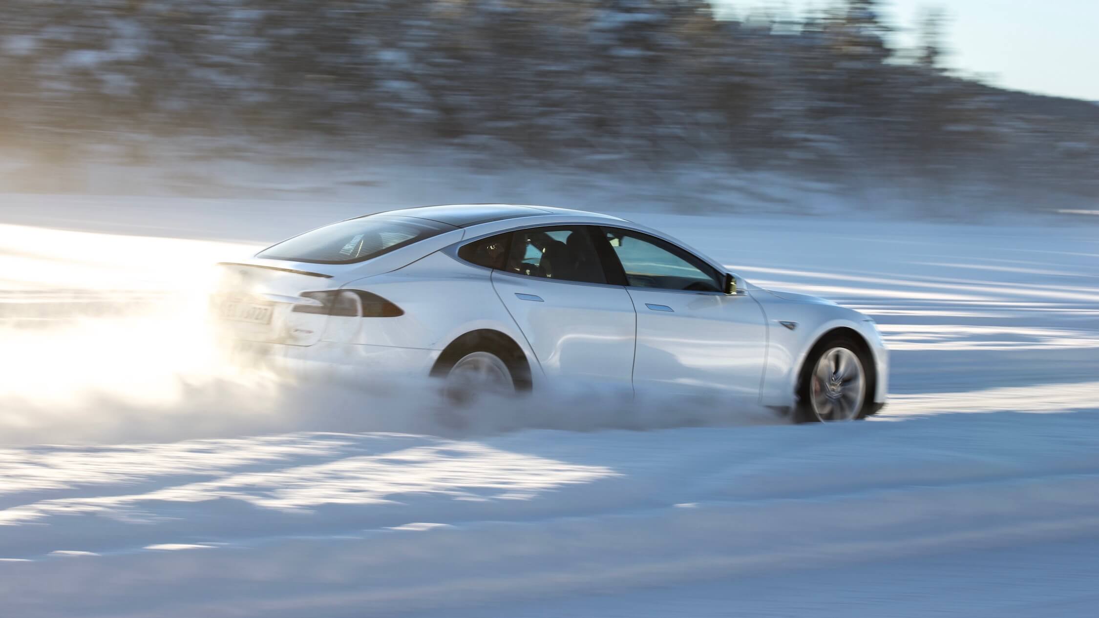 Tesla Model S sneeuw