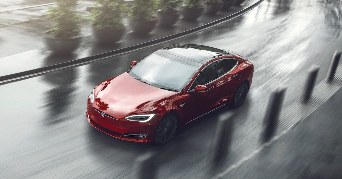 Elektrische Tesla Model S in regen