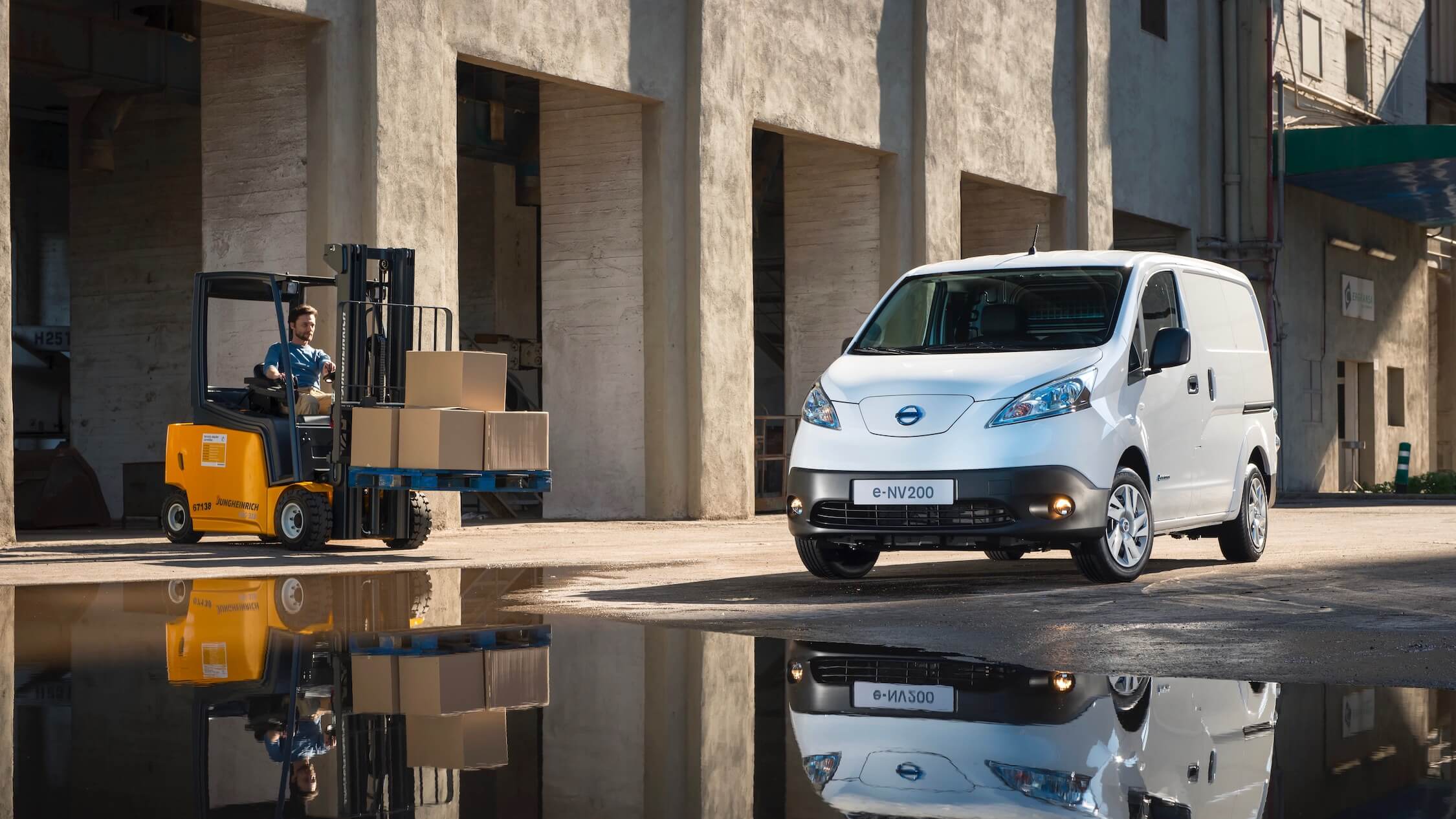 Nissan e-NV200 naast vorklift