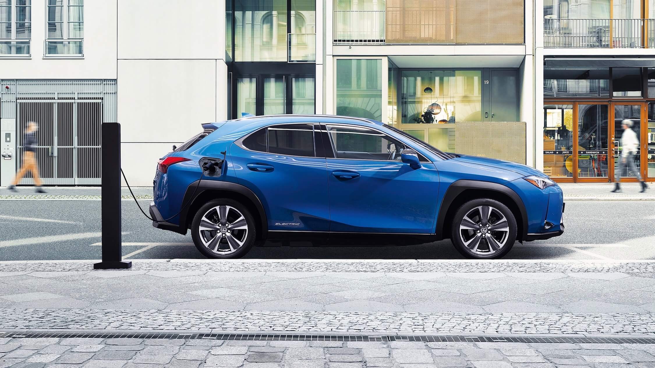 Lexus UX 300e aan laadpaal