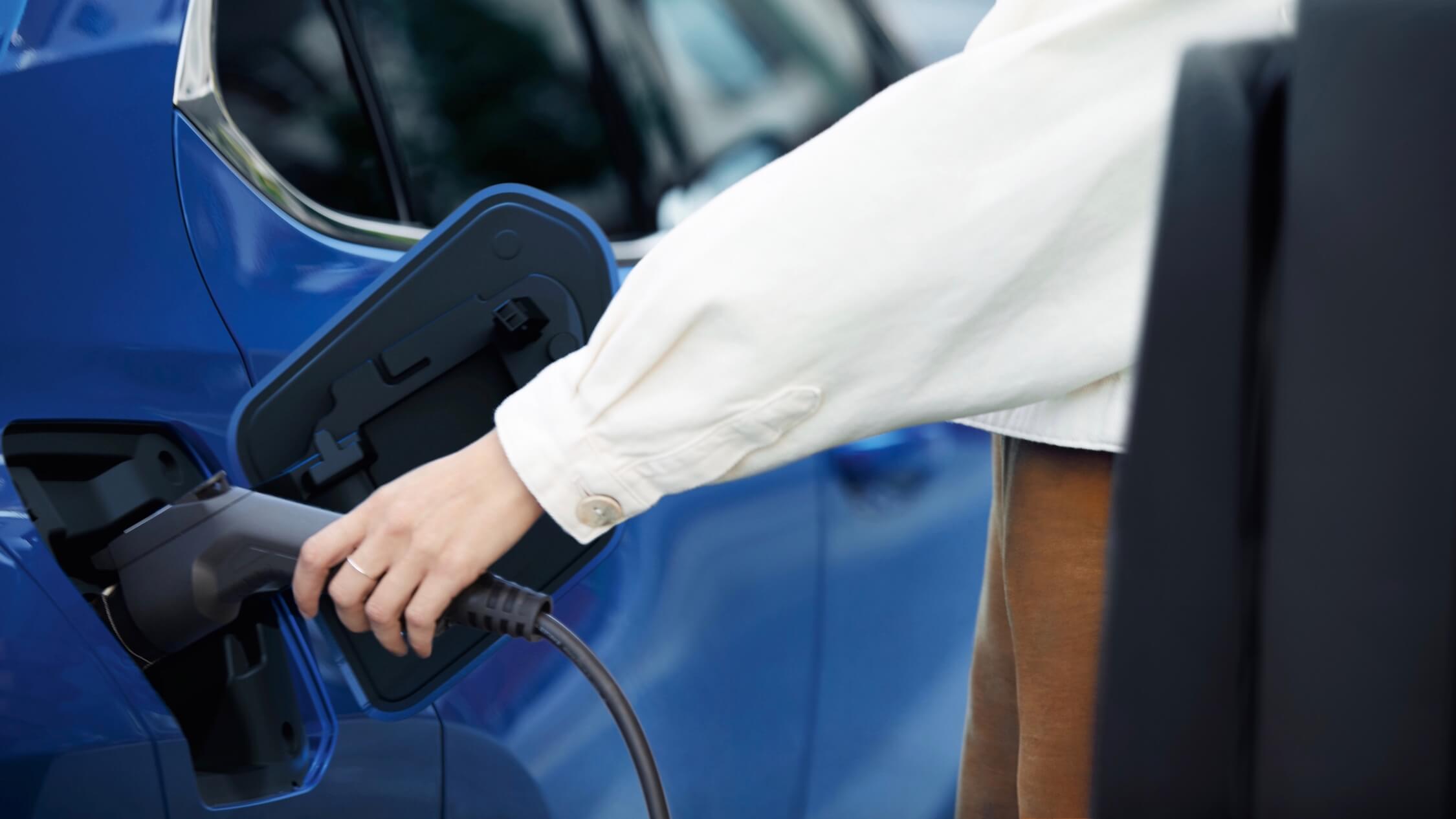 auto laadstekker in hand