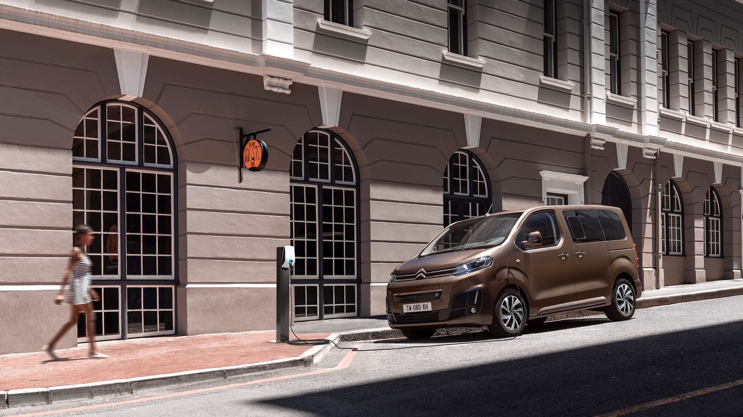 Elektrische Citroën e SpaceTourer aan laadpunt