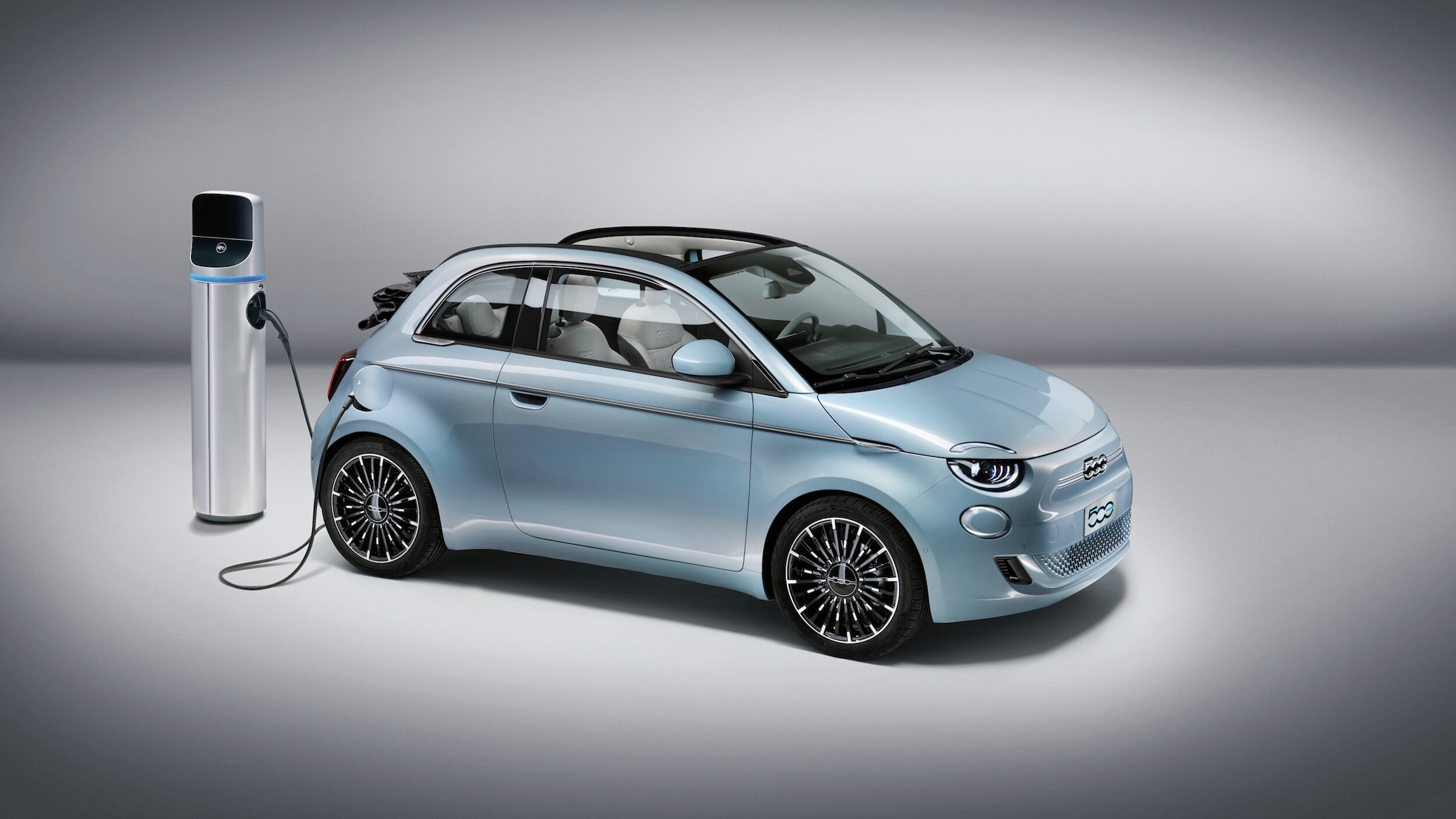 Elektrische Fiat 500e aan laadpunt