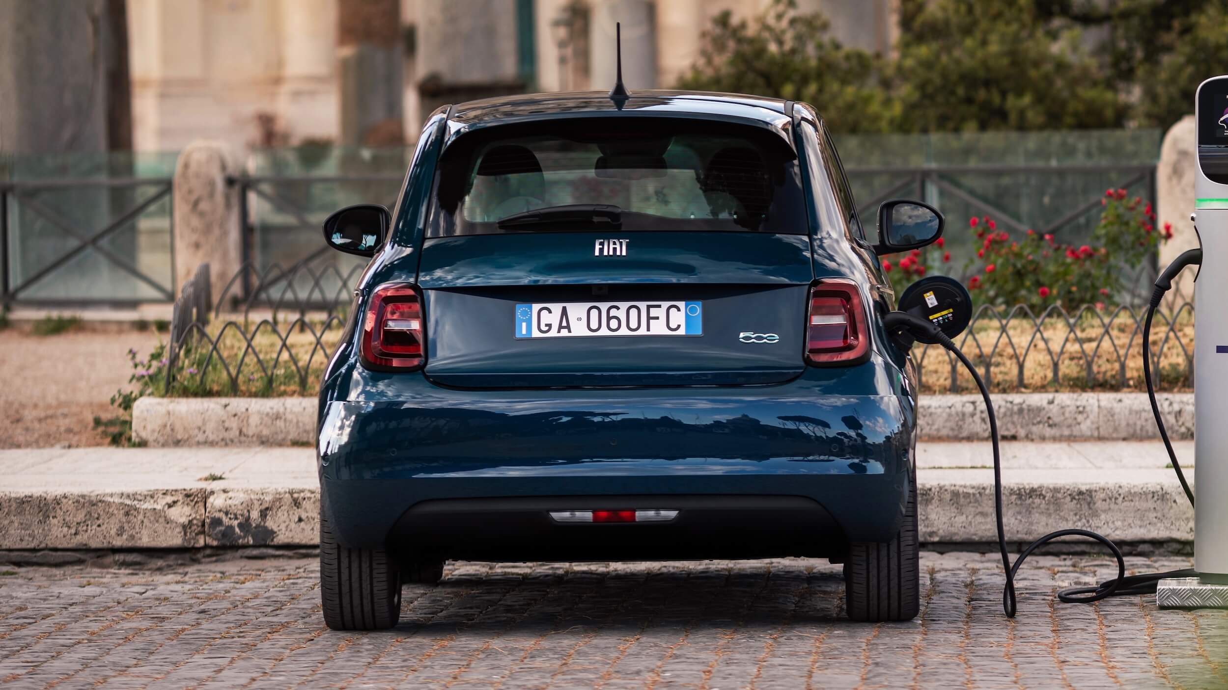 Fiat 500e achteraan