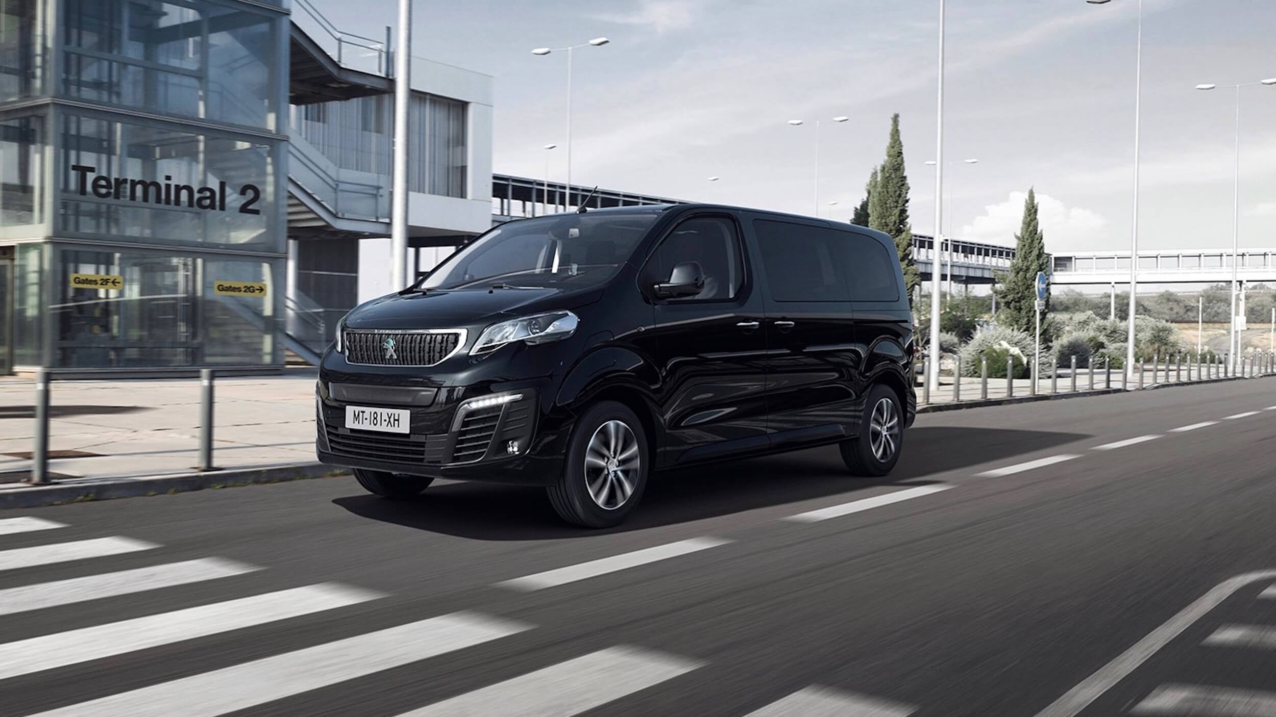 Peugeot e-Traveller aan luchthaven