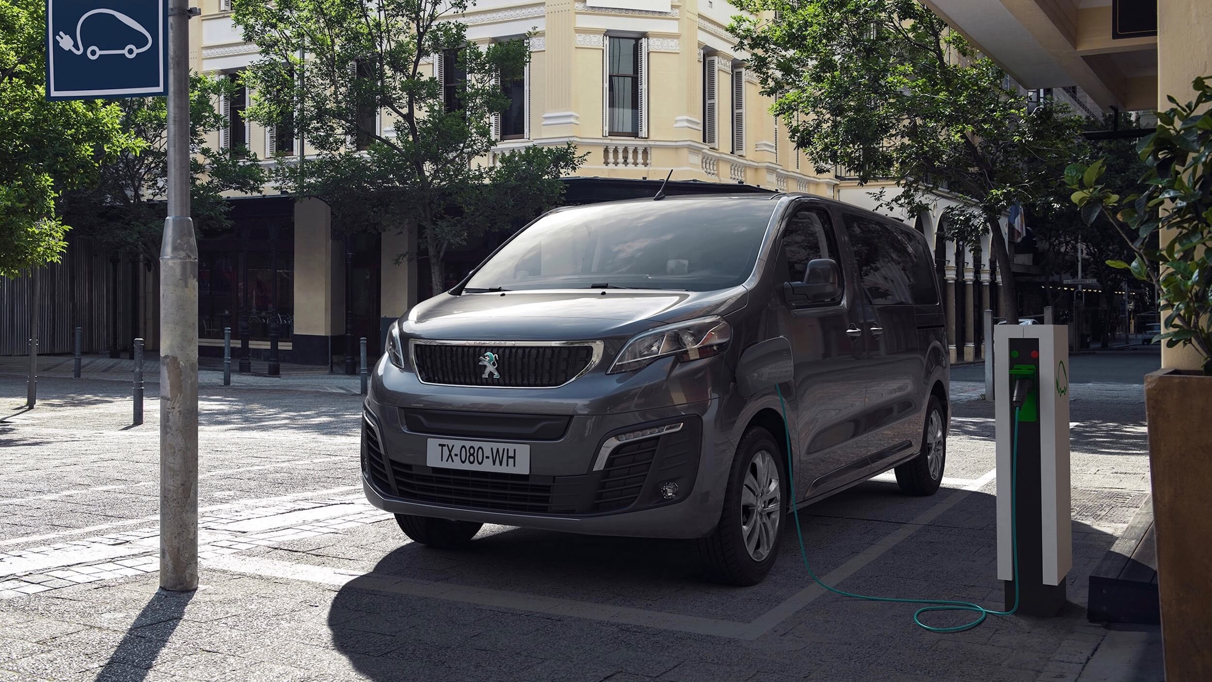 elektrische Peugeot e-Traveller aan laadpunt