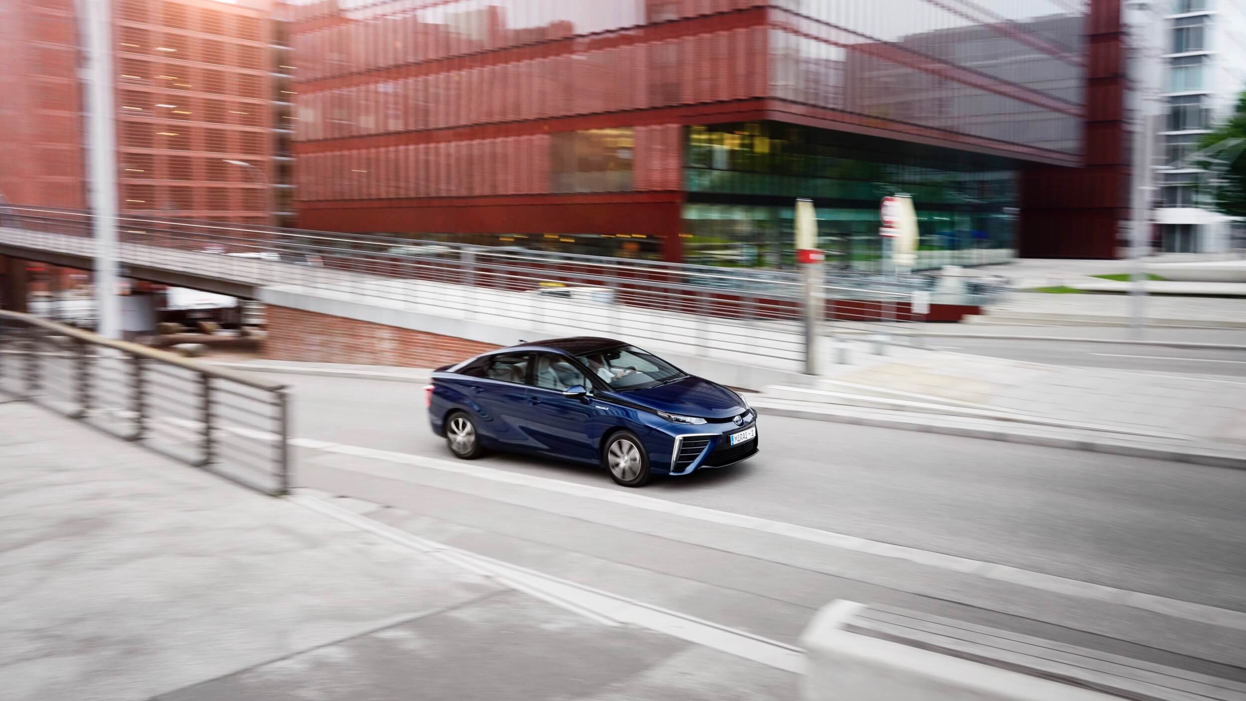 Blauwe Toyota Mirai