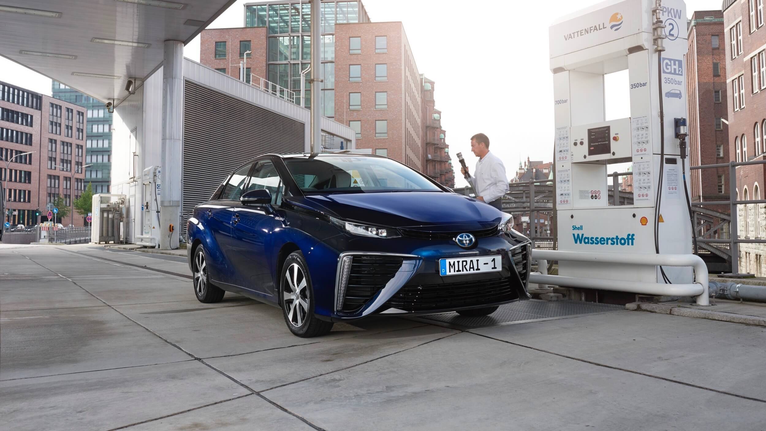 Toyota Mirai aan waterstof station