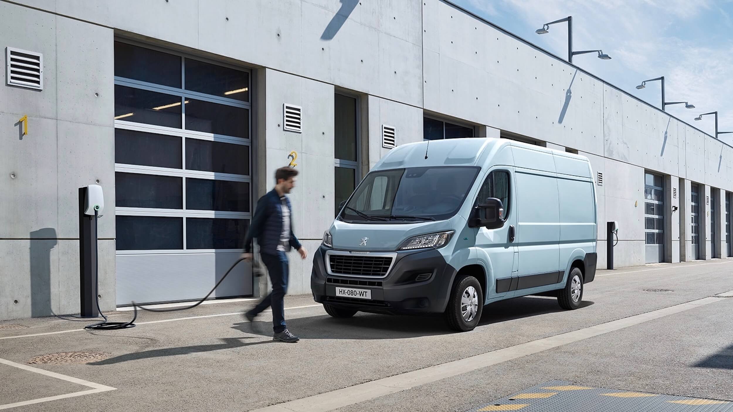 Elektrische Peugeot e Boxer opladen