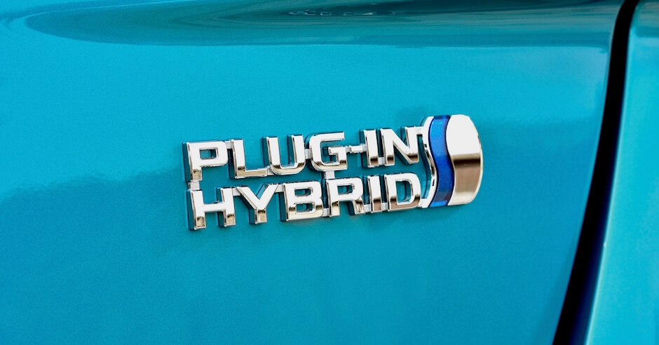 plug in hybride auto toyota badge